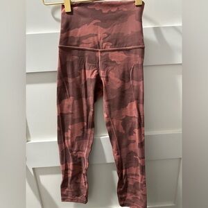 Lululemon size 0 pink camo print 21 inch crop leggings.